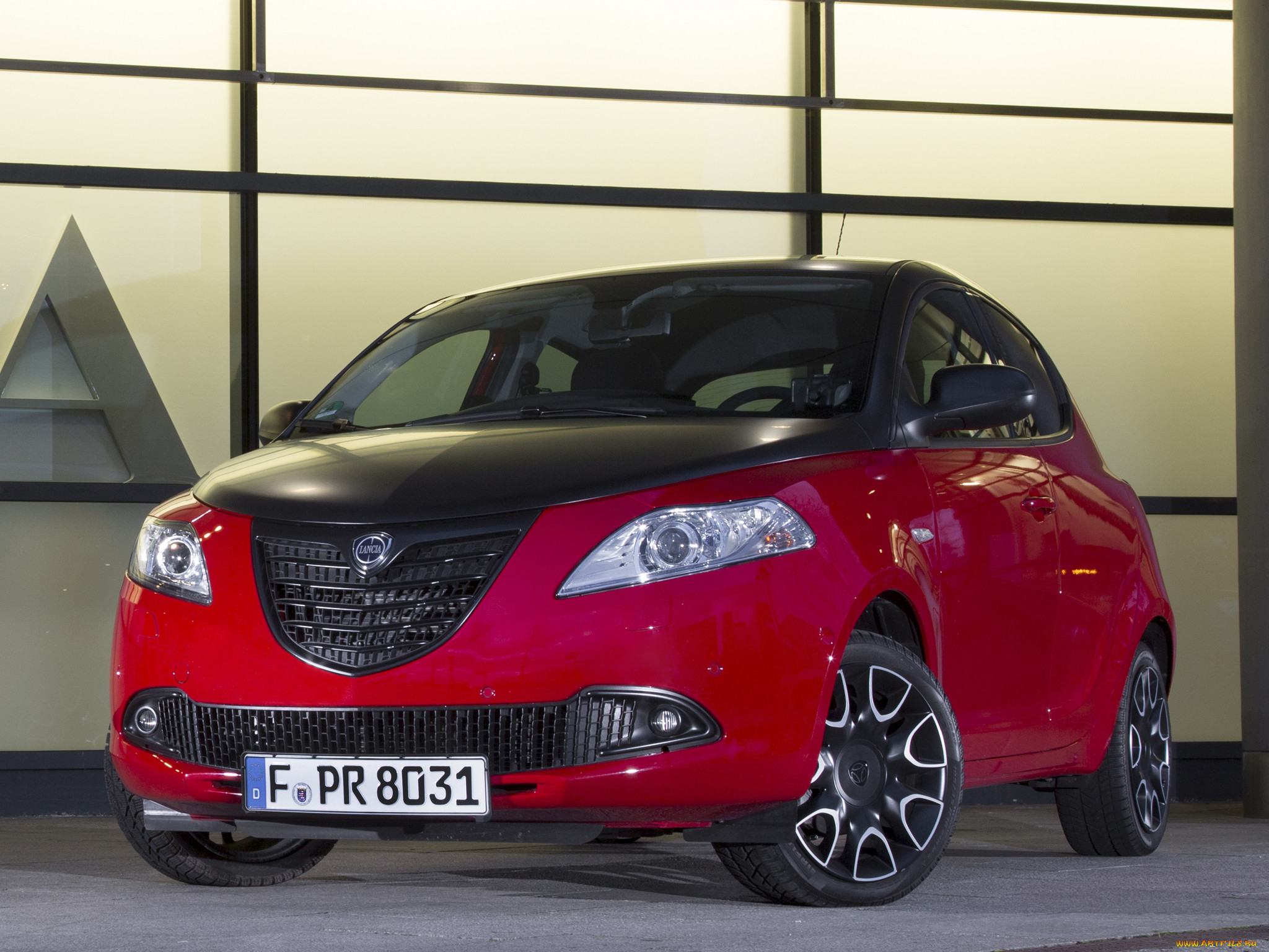 Машина Lancia Ypsilon 2014